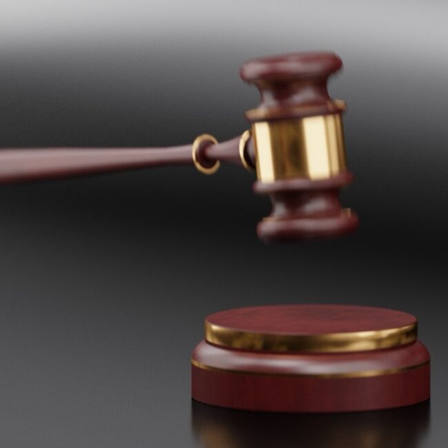 Οικογενειακή διαφορά // αλλαγή από αποκλειστική επιμέλεια τέκνων σε συνεπιμέλεια με εναλλασσόμενη κατοικία, παρά την άρνηση του πατέρα